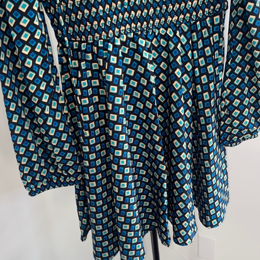Chic Geometric Long Sleeve Dress - Picture 4 of 8